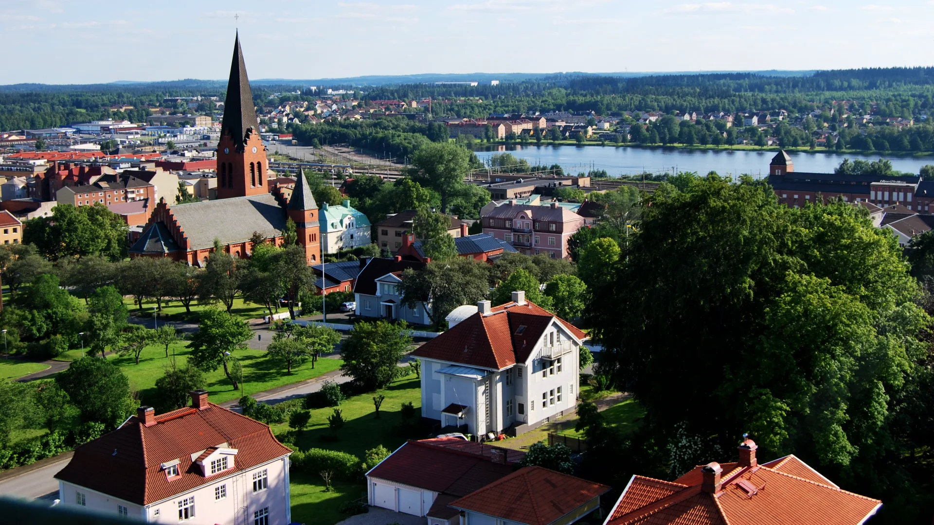 Flygbild över Nässjö med stad, kyrka och sjö – illustration av lokal uppkoppling.